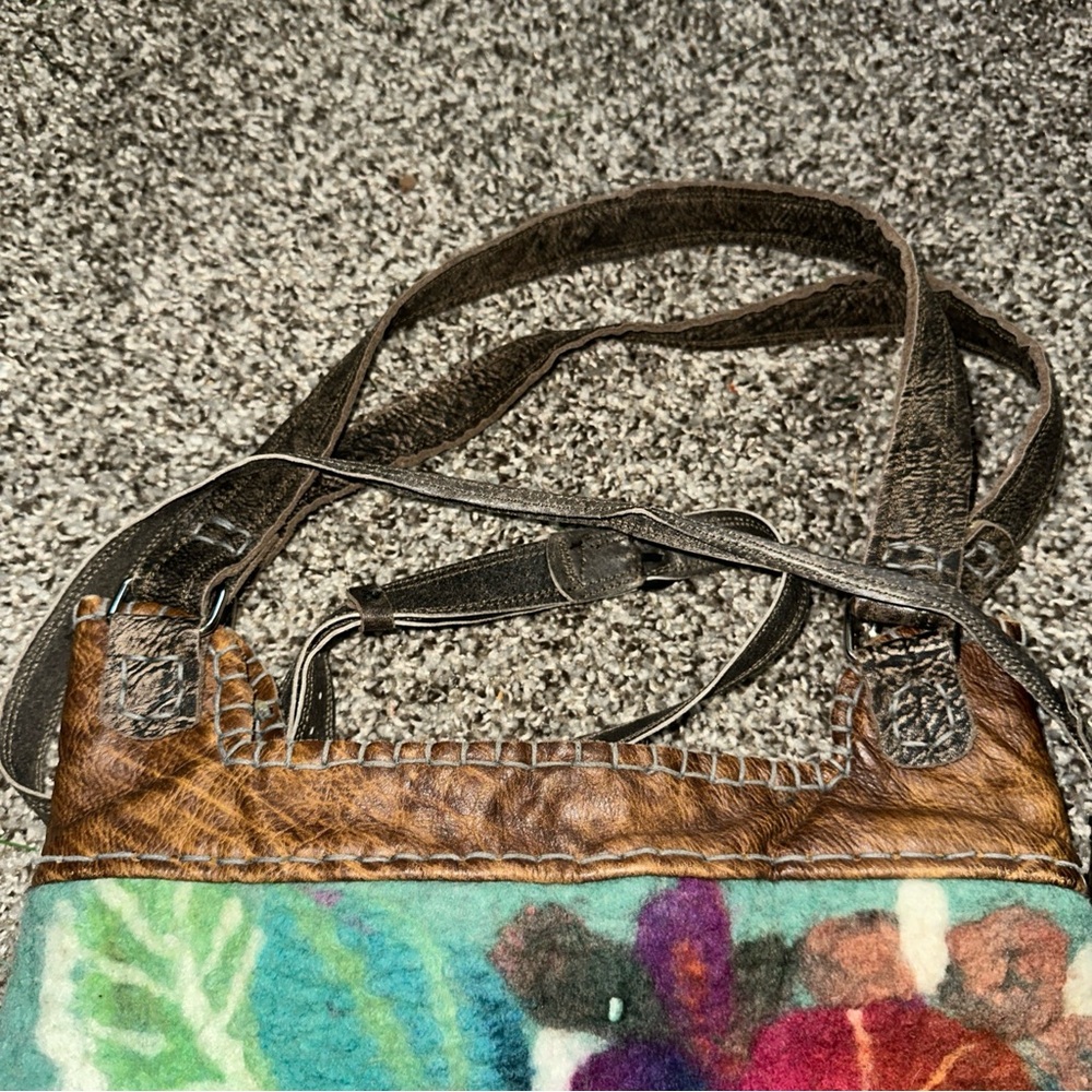 Urban Gypsy Floral Felt Crossbody Purse with Bird Motif - Picture 4 of 10